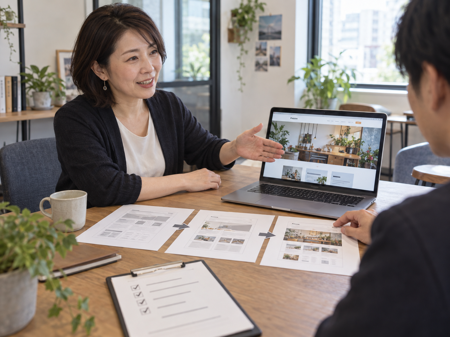 制作したWebサイトを顧客へ提案する女性